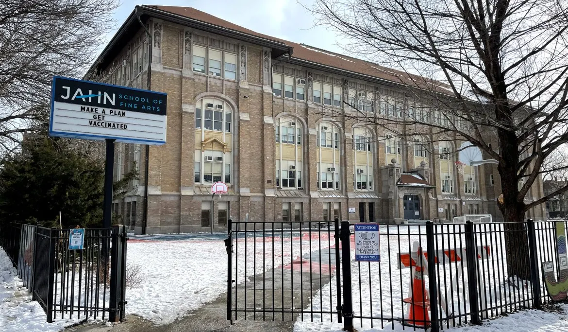 Chicago Alderman Calls for Students to Eat Outdoors as Temperatures Plummet