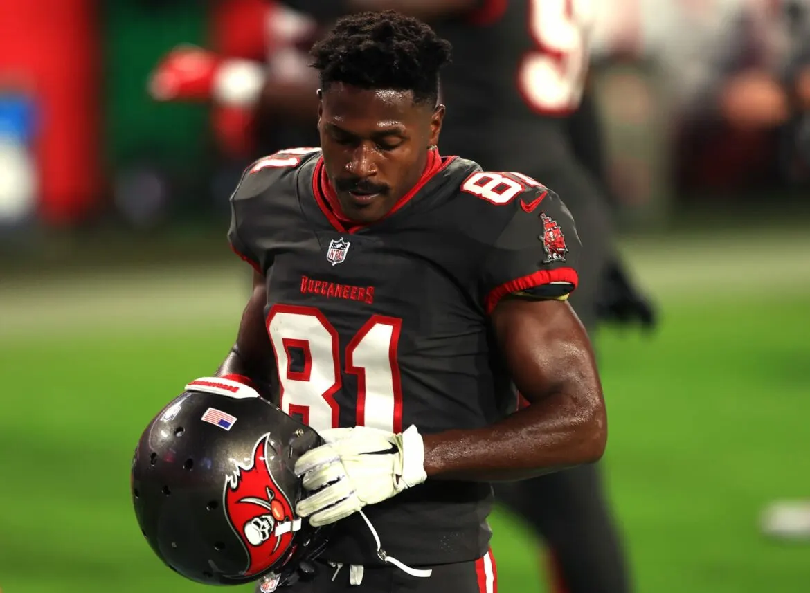 Antonio Brown’s lawyer says Bucs WR is vaccinated, will get booster on TV