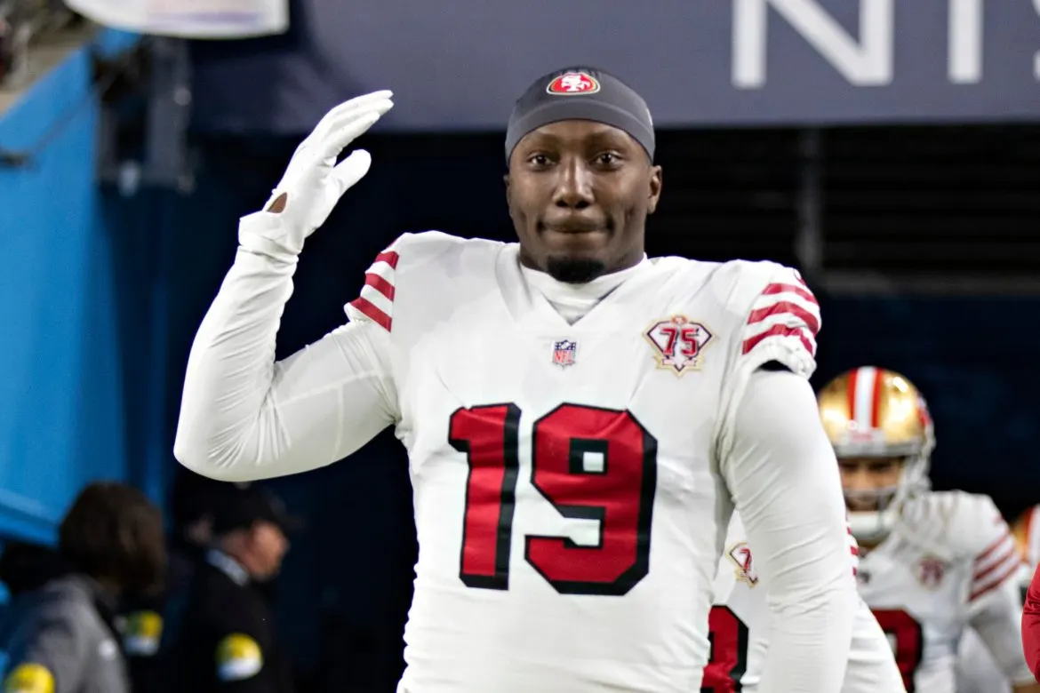 Deebo Samuel attends Warriors game, making 49ers OTAs unlikely
