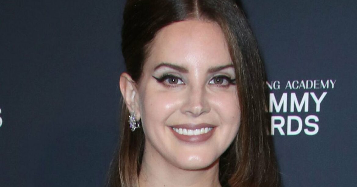 Lana Del Rey Looks Absolutely Radiant in Makeup-Free Selfie: Pic