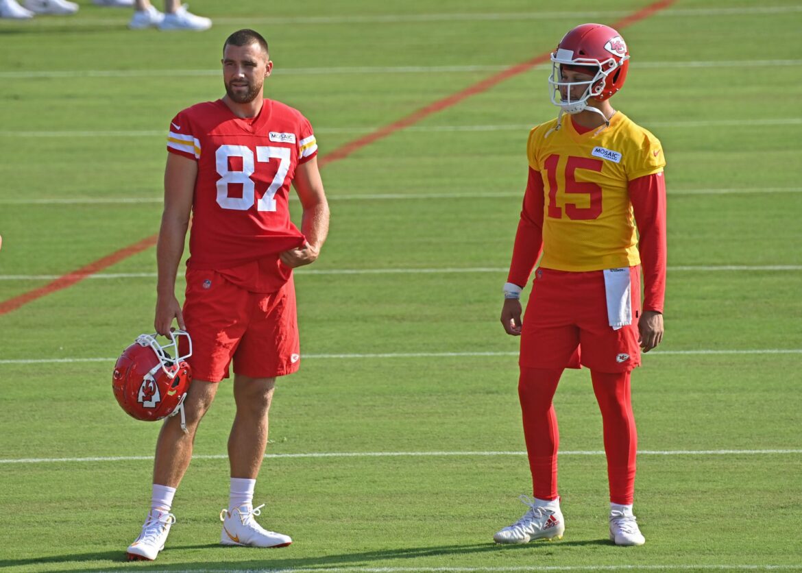 Patrick Mahomes and Travis Kelce have hilarious exchange over a batch of cookies
