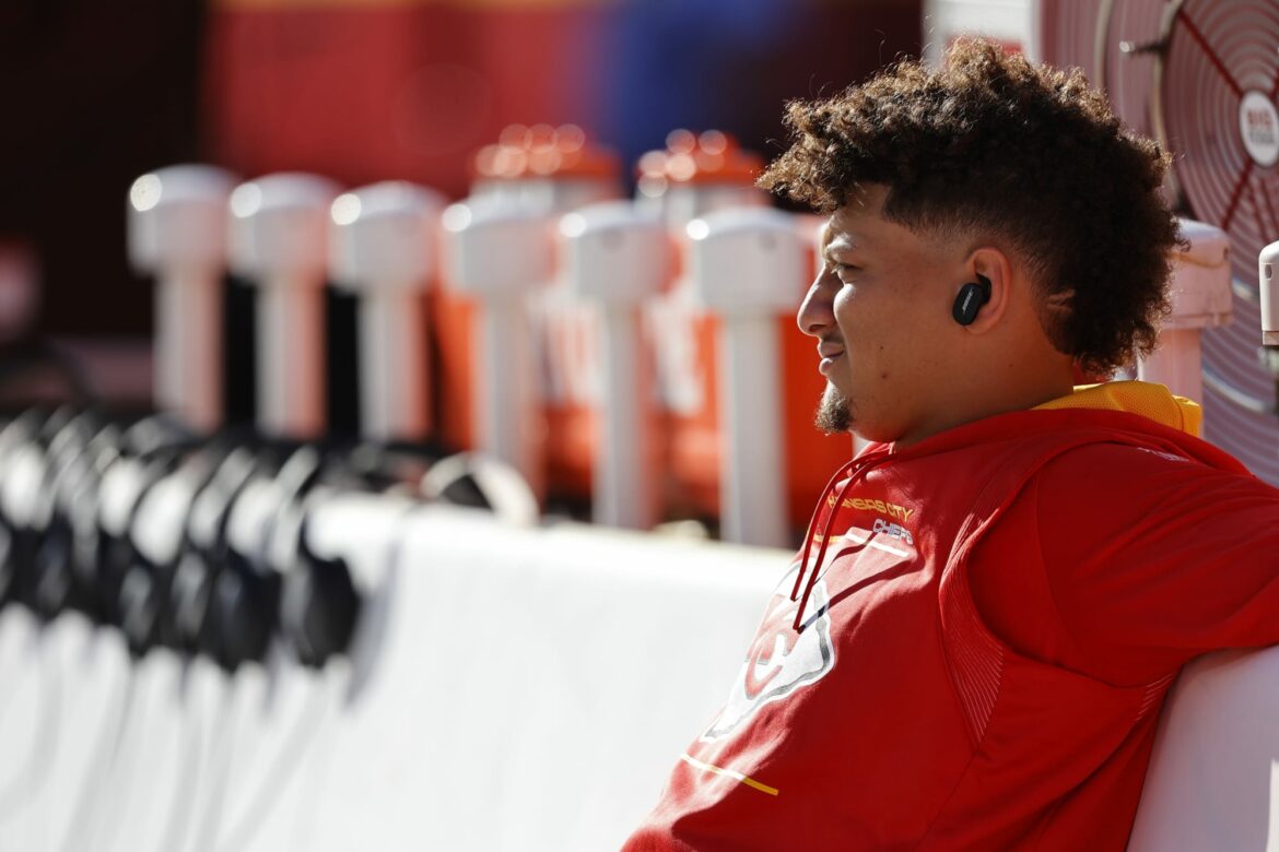 Patrick Mahomes looks hurt after falling on ball during run
