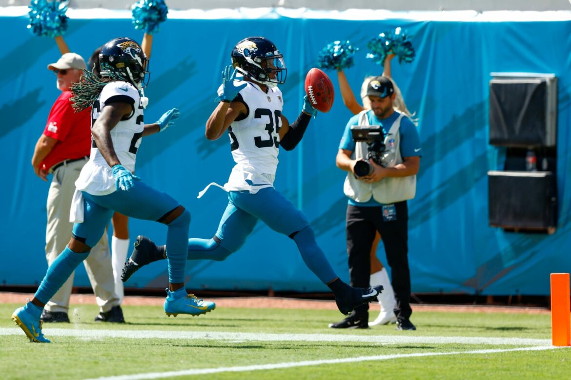 Listen: Gus Johnson lost his mind during 109-yard touchdown return for Jaguars