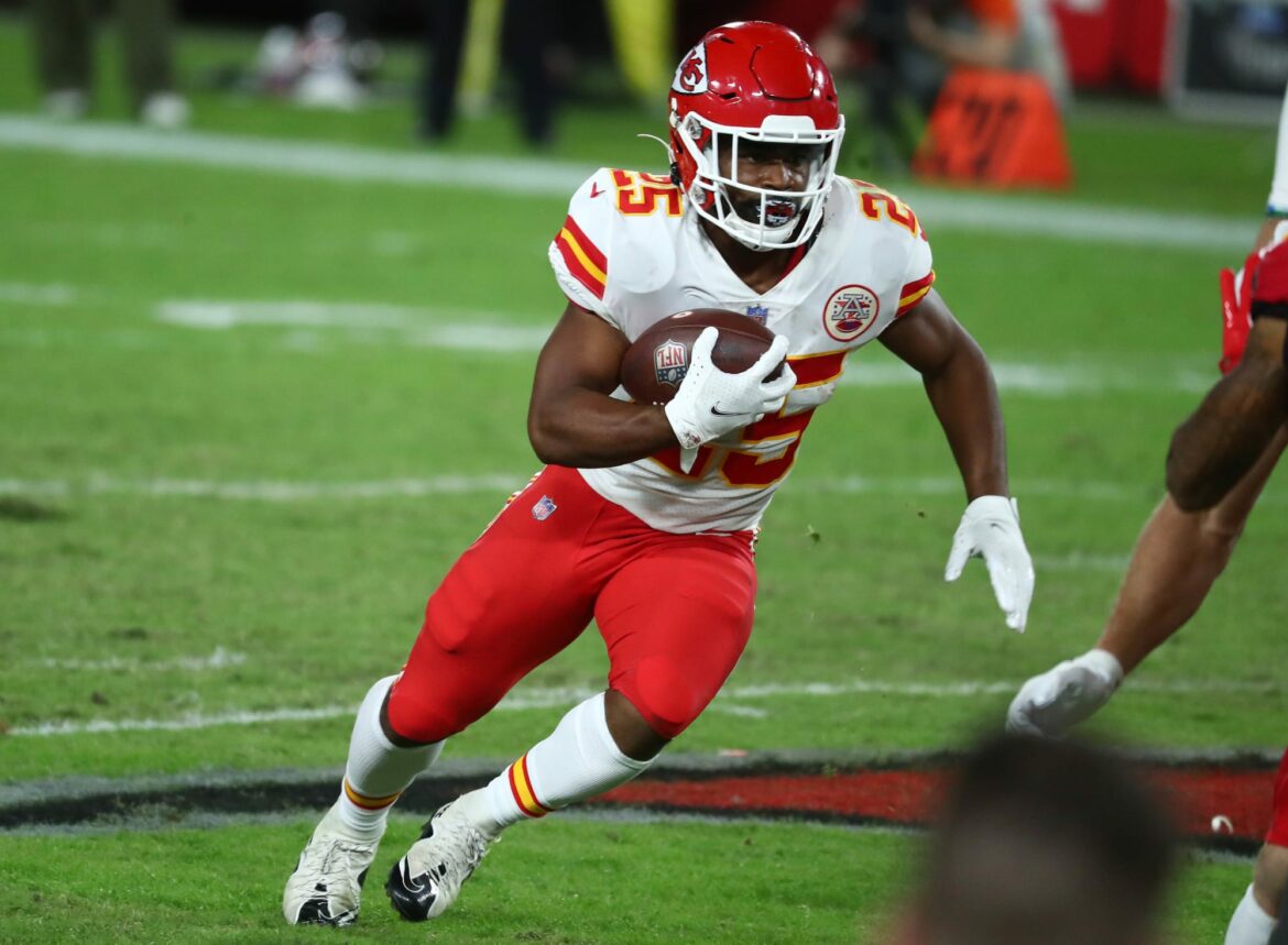Chiefs: Clyde Edwards-Helaire taken to locker room with knee injury (Video)