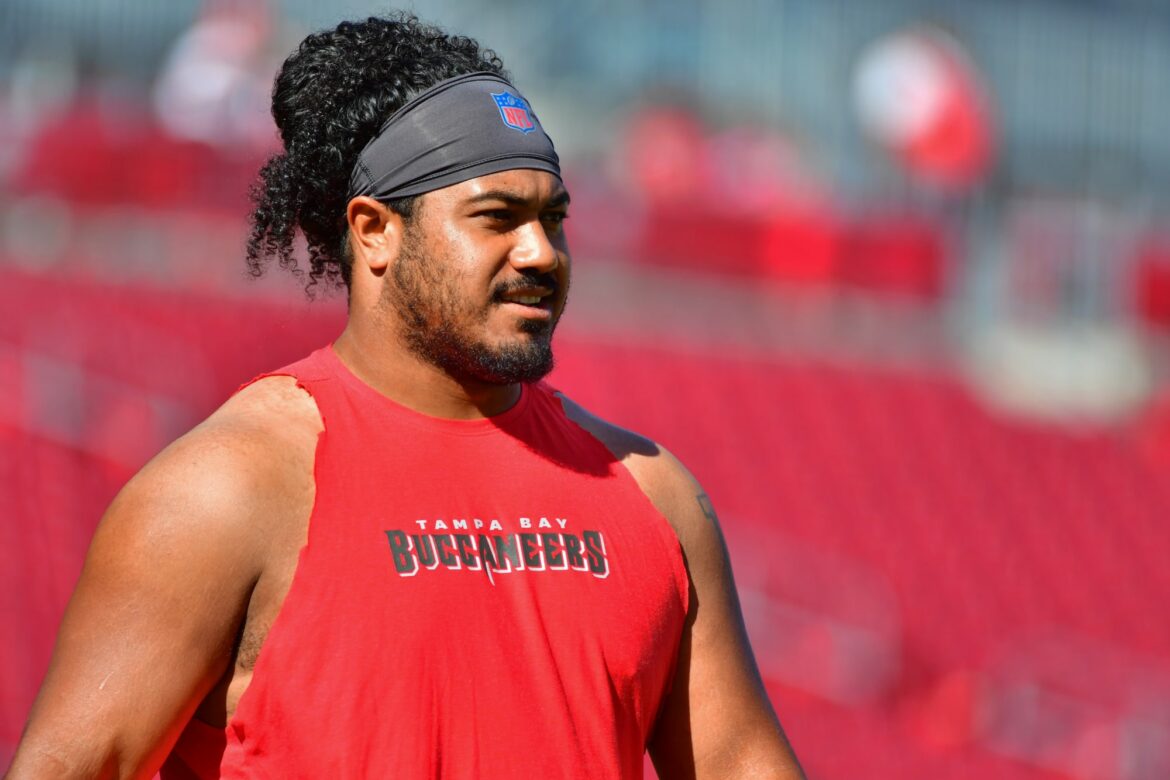 Vita Vea photobombs with embarrassing struggle to get out of his jersey