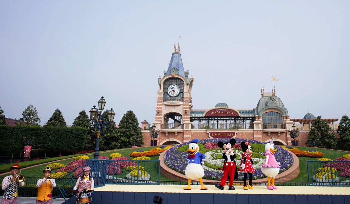 China Disneyland Mass Tests over 30,000 Tourists after Theme Park Reported One Positive COVID Case