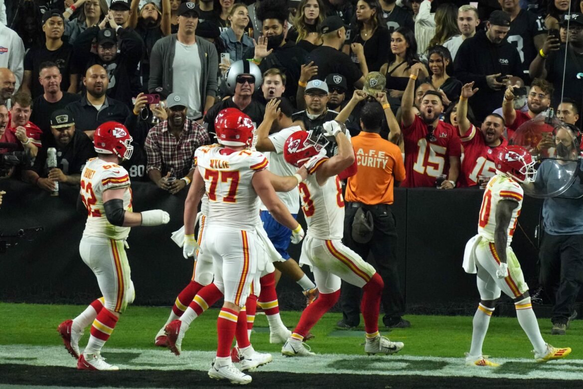 Chiefs rookie TE shotguns football to celebrate first NFL touchdown (Video)