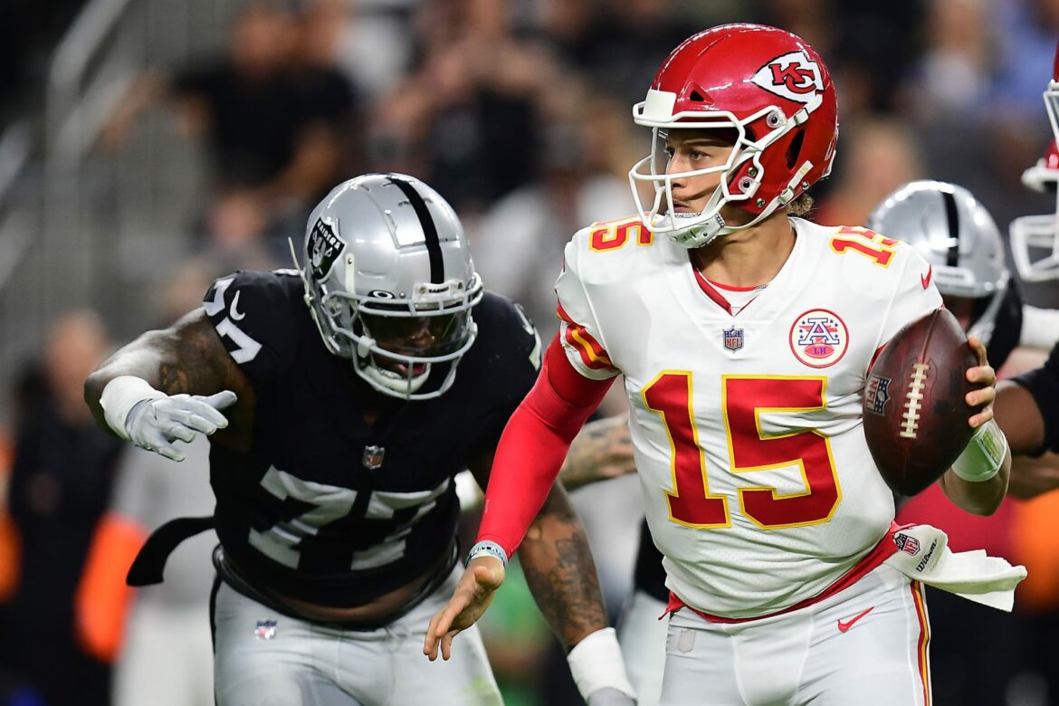 Patrick Mahomes in his bag early for Chiefs with left-handed completion (Video)