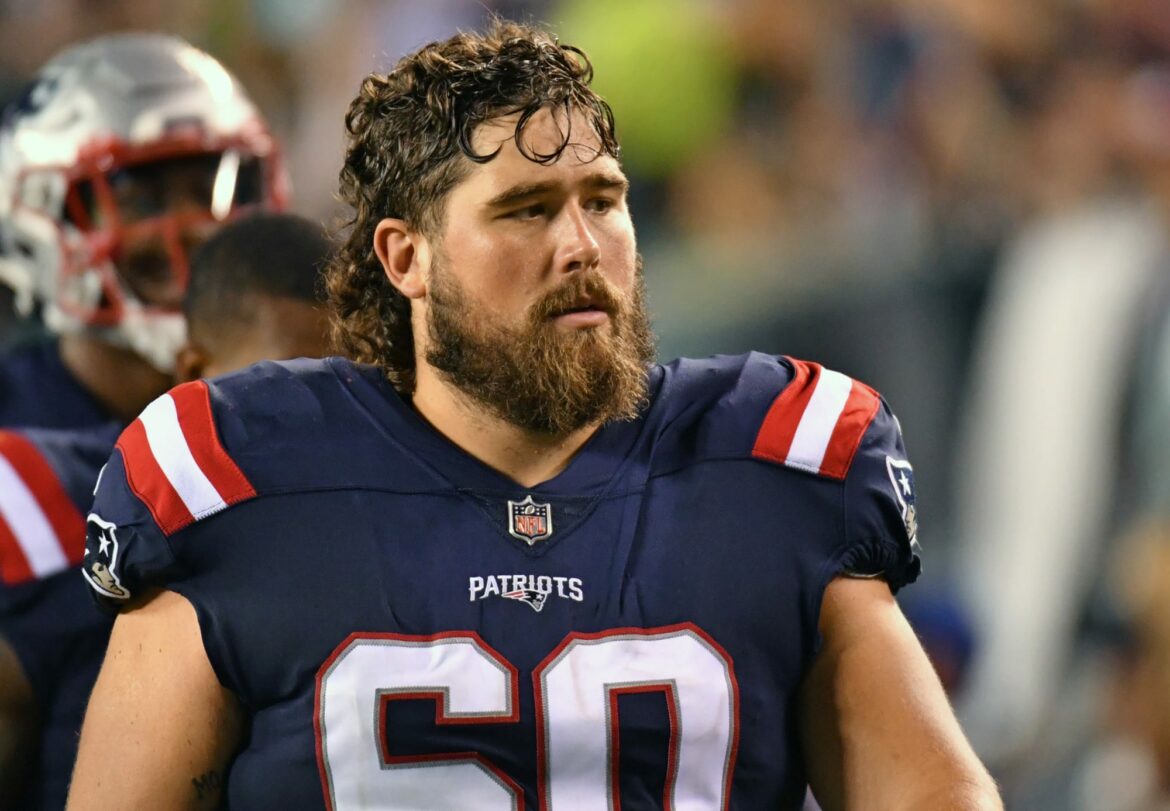 Look: Patriots center David Andrews laughs in the face of Buffalo blizzard