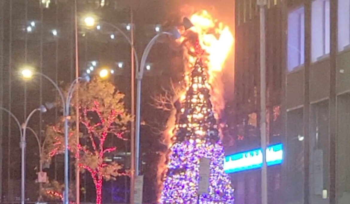 Arsonist Sets Fire to Christmas Tree outside NYC’s News Corp Building