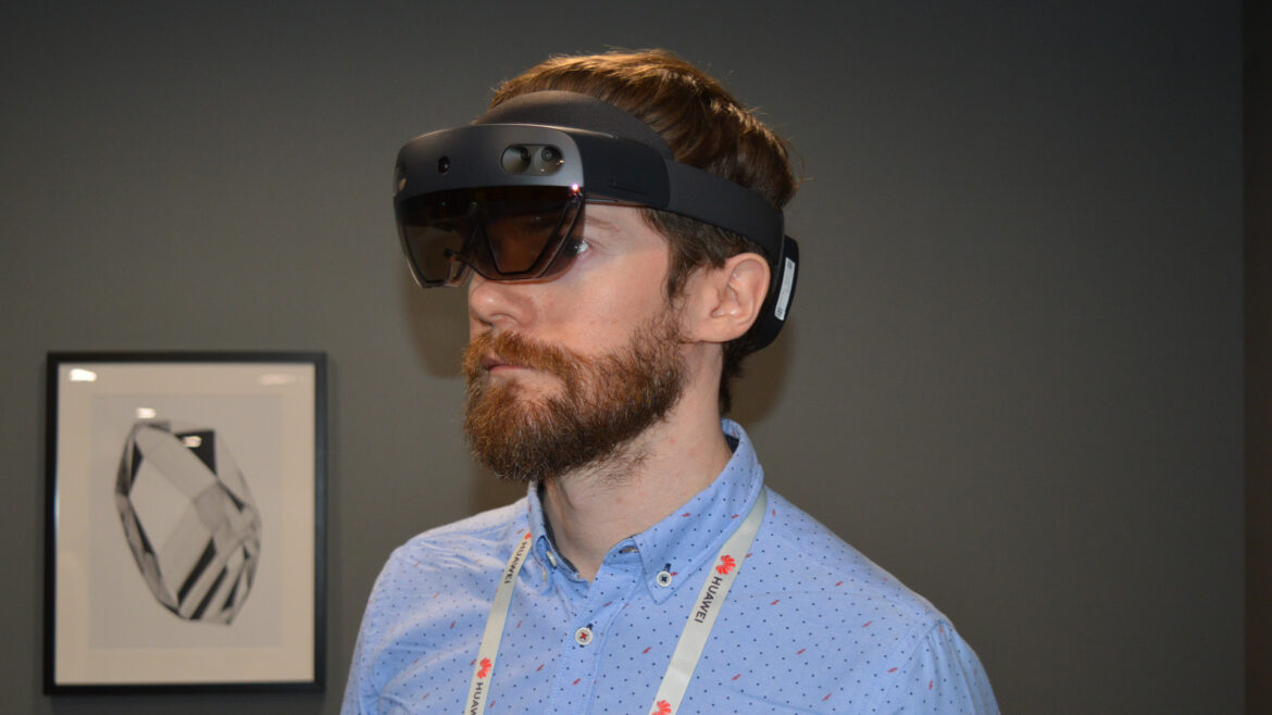 Report Casts Doubt on HoloLens 3, Microsoft Says AR Headset is “doing great”